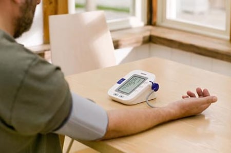 tự kiểm tra huyết áp tại nhà để dự phòng nguy cơ đột quỵ